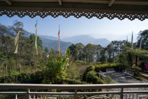 Bamboo Retreat Hotel - Outside Building View Patio