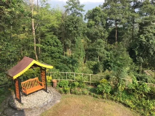 Bamboo Retreat Hotel - Outside Building View Patio
